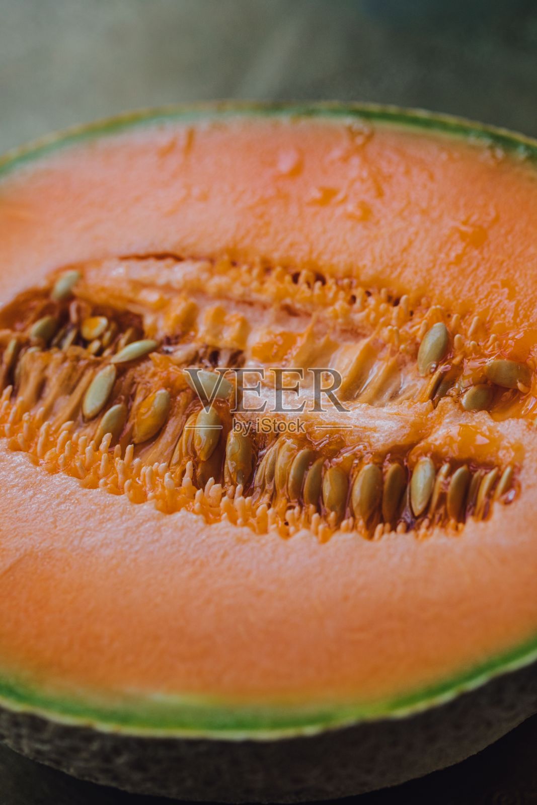 哈密瓜切成两半,带籽照片摄影图片