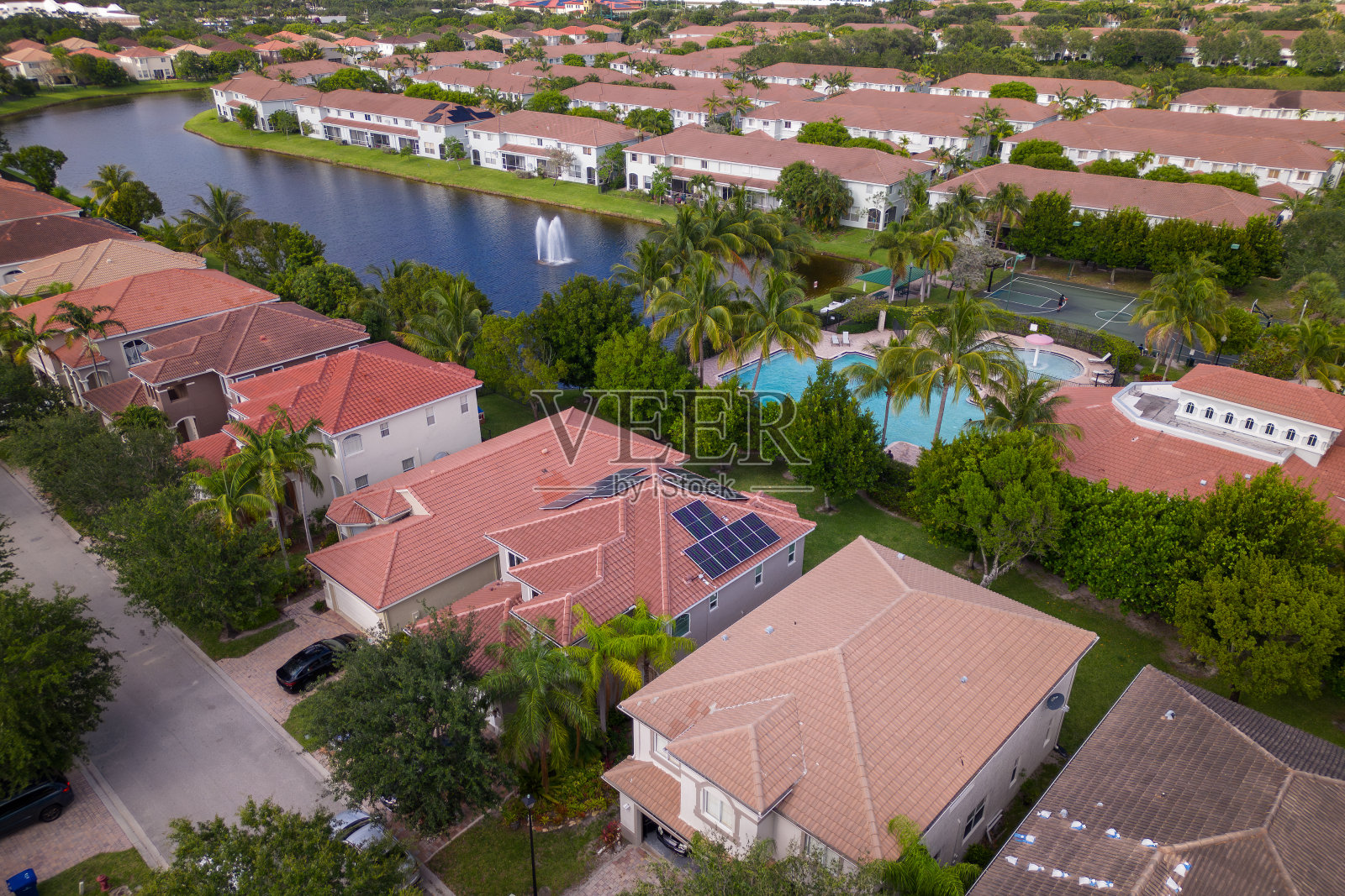 佛罗里达州的社区。迈阿密的豪宅。现代家庭照片摄影图片