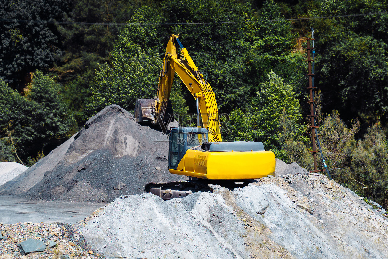 挖掘机在矿业中的应用照片摄影图片