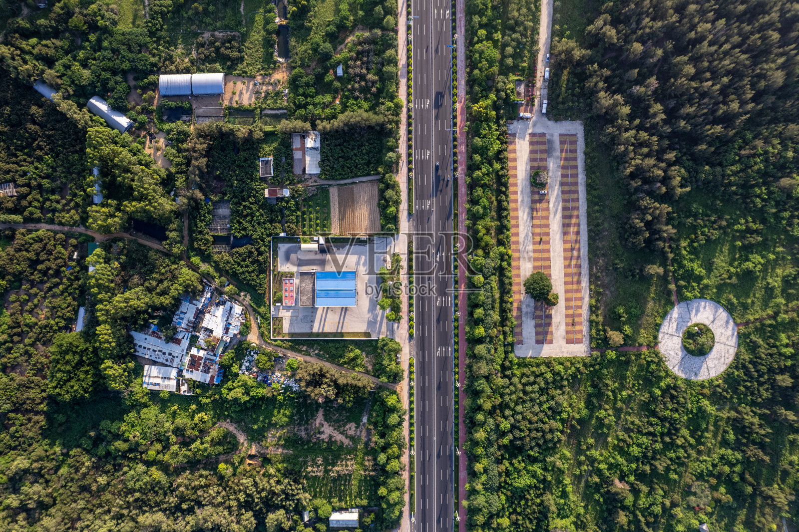 城市绿化与道路交通垂直鸟瞰图照片摄影图片