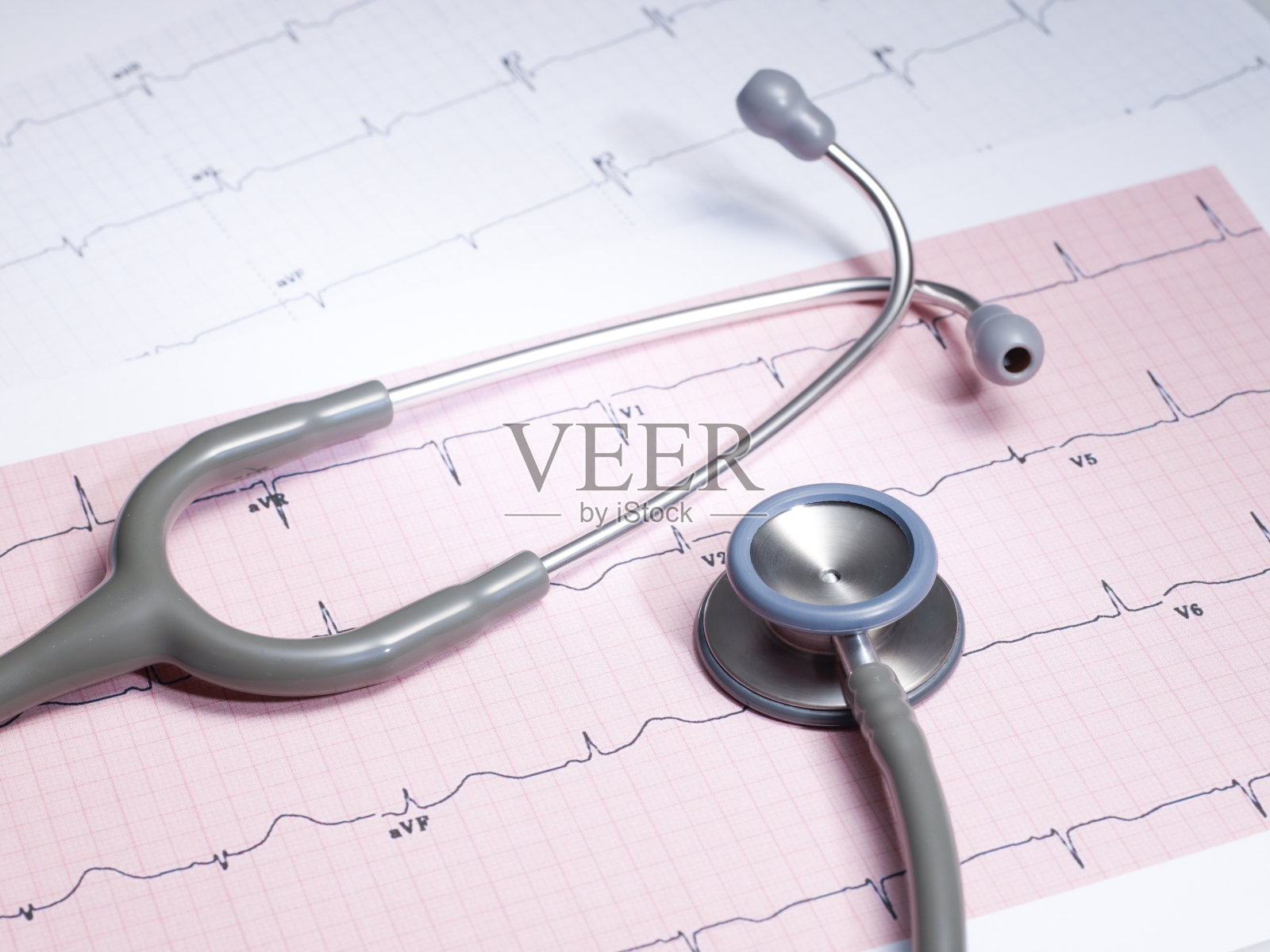 听诊器在心电图上。照片摄影图片