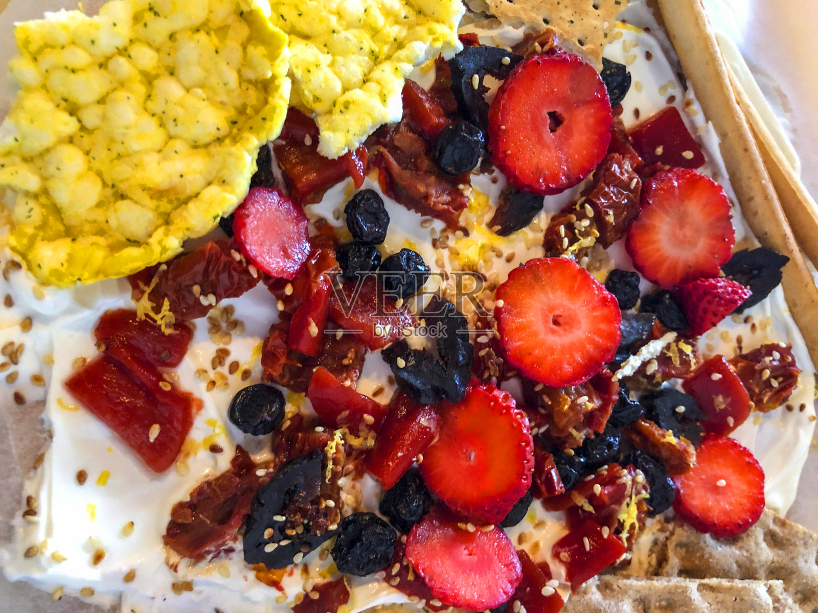 奶酪板配草莓,奶酪,煎饼照片摄影图片