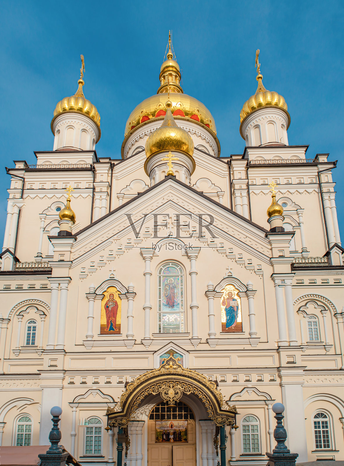 雄伟的基督教东正教宗教建筑。拱形的窗户,金色的圆顶和十字架,有图案的墙壁。乌克兰Pochaiv Lavra为您报道。照片摄影图片