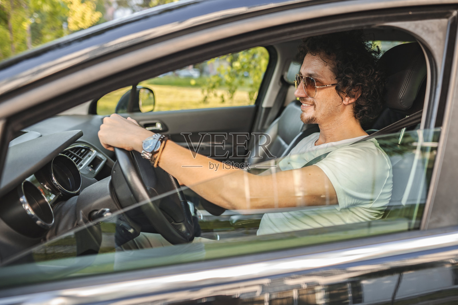 戴墨镜的帅哥开车照片摄影图片