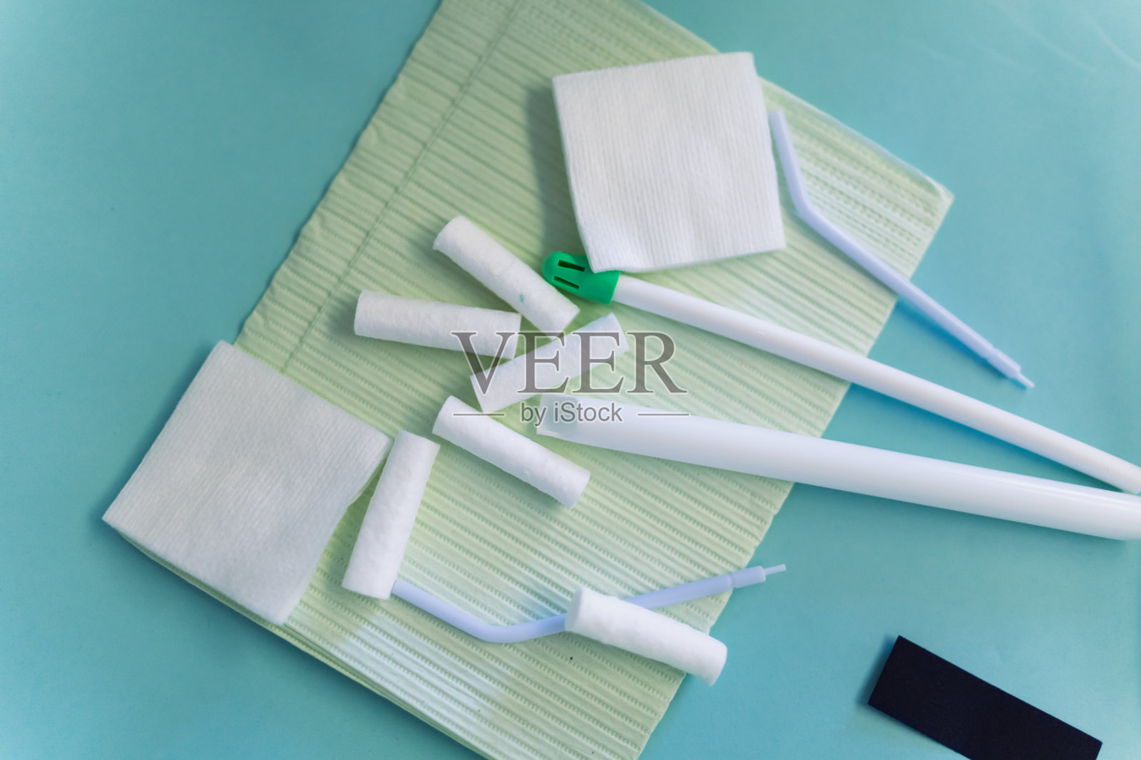 装有牙科用品的器械托盘照片摄影图片