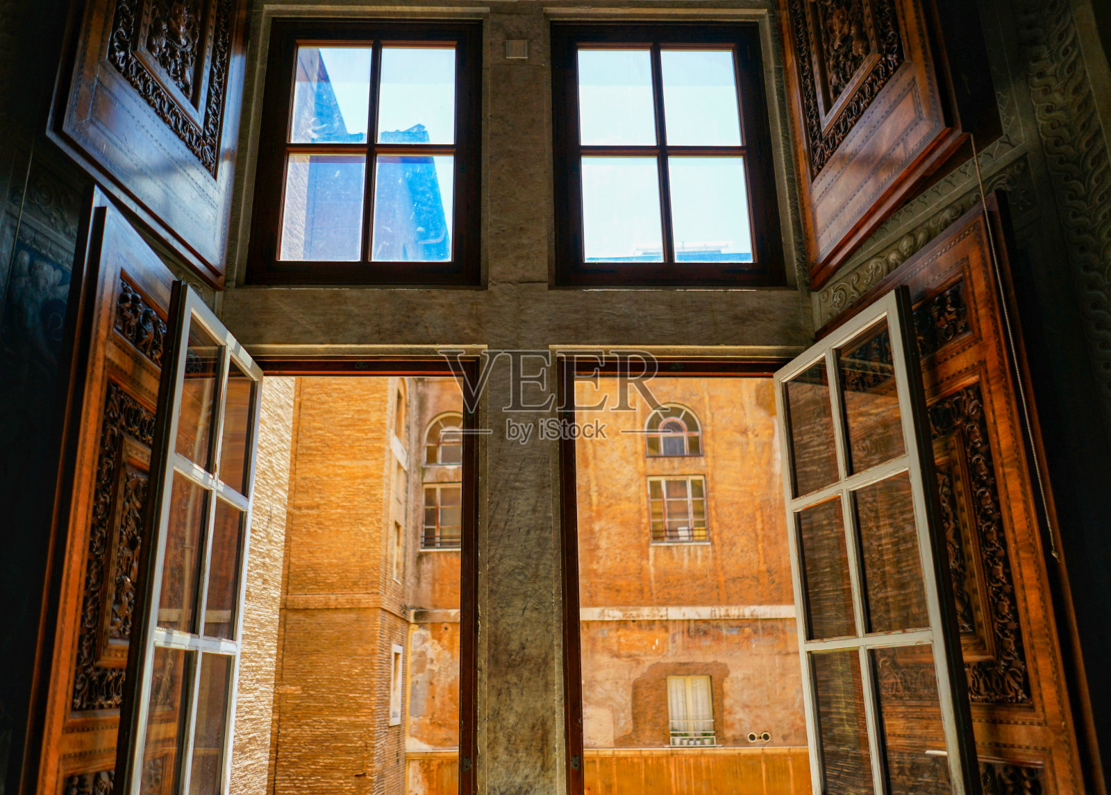 打开木窗,看着石墙上的窗户照片摄影图片