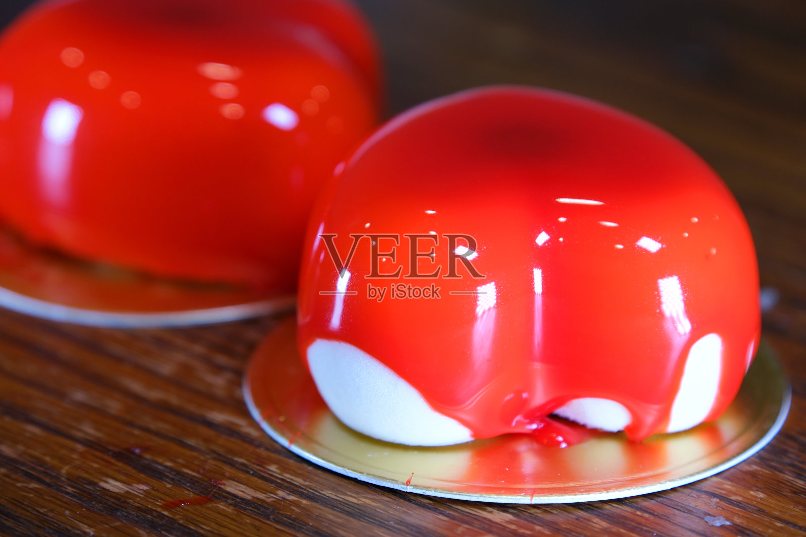 红梨奶油蛋糕焦糖亮红色的奶油蛋糕与草莓装饰在蓝色的木制背景照片摄影图片