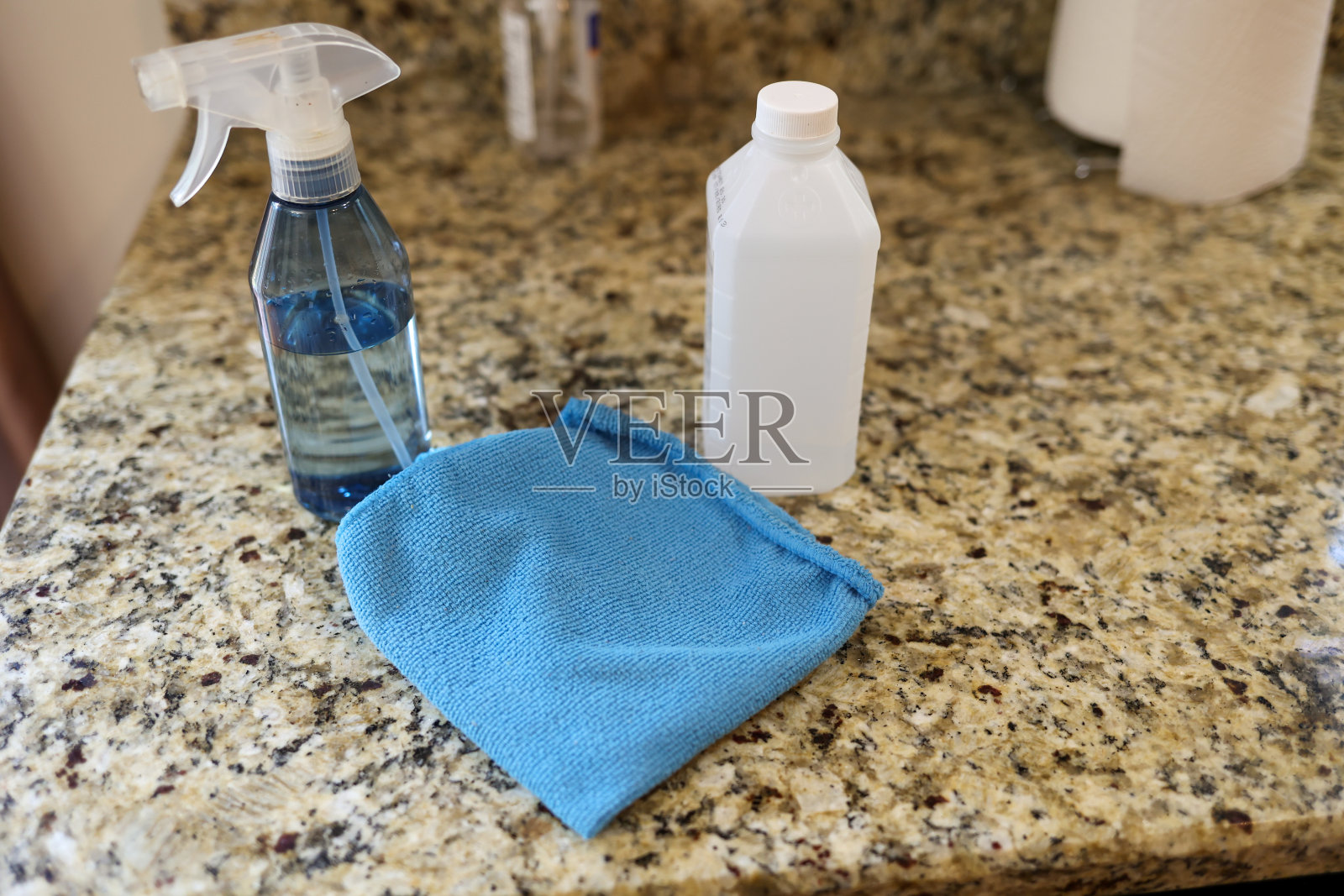 万能清洁剂、消毒喷雾瓶和毛巾照片摄影图片
