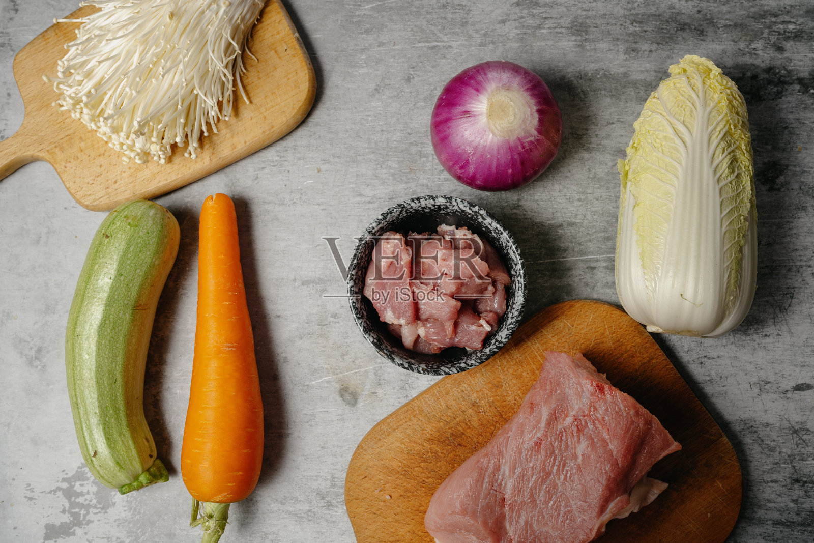 猪肉和蔬菜在阳光下照片摄影图片