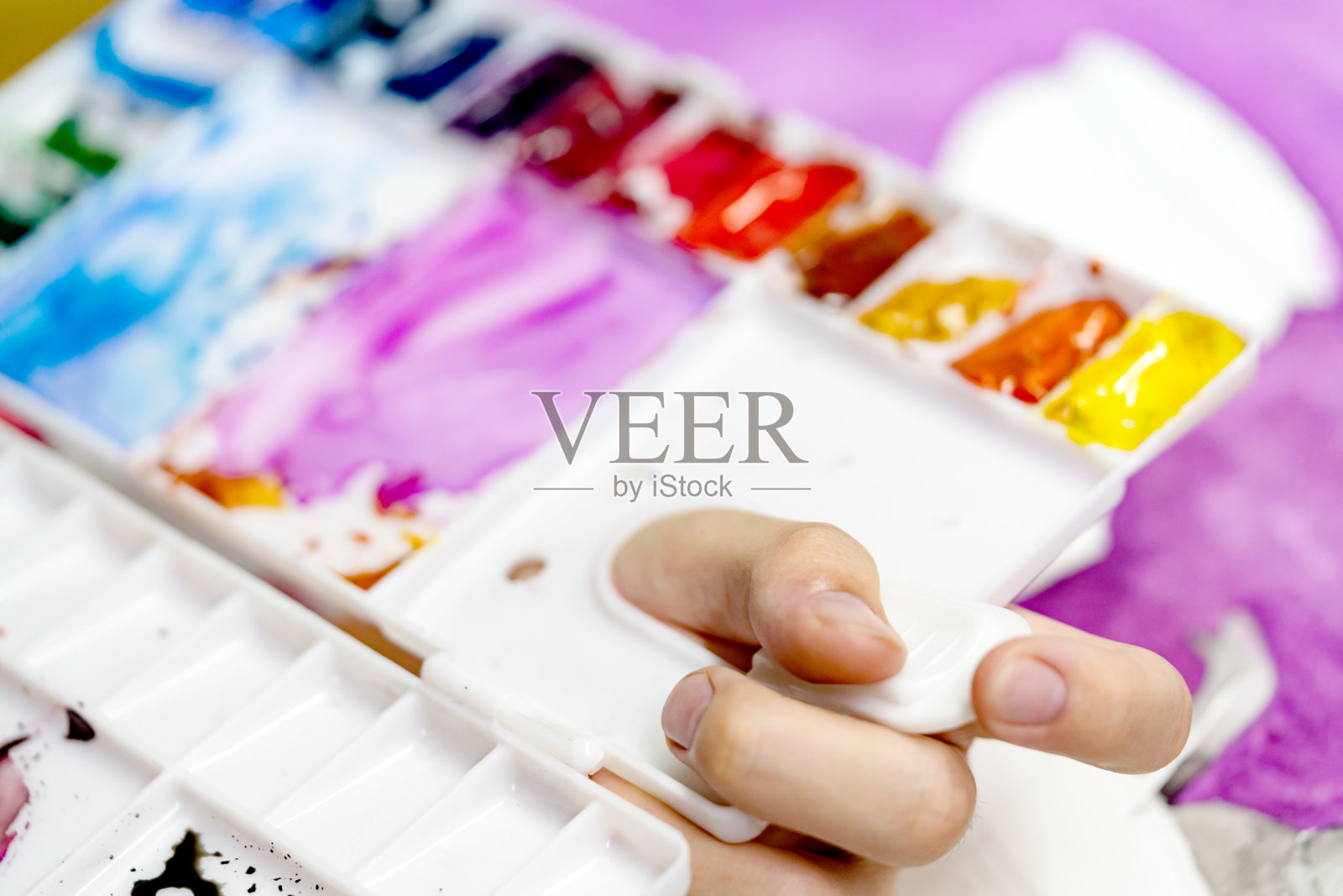 特写手持彩色调色板照片摄影图片