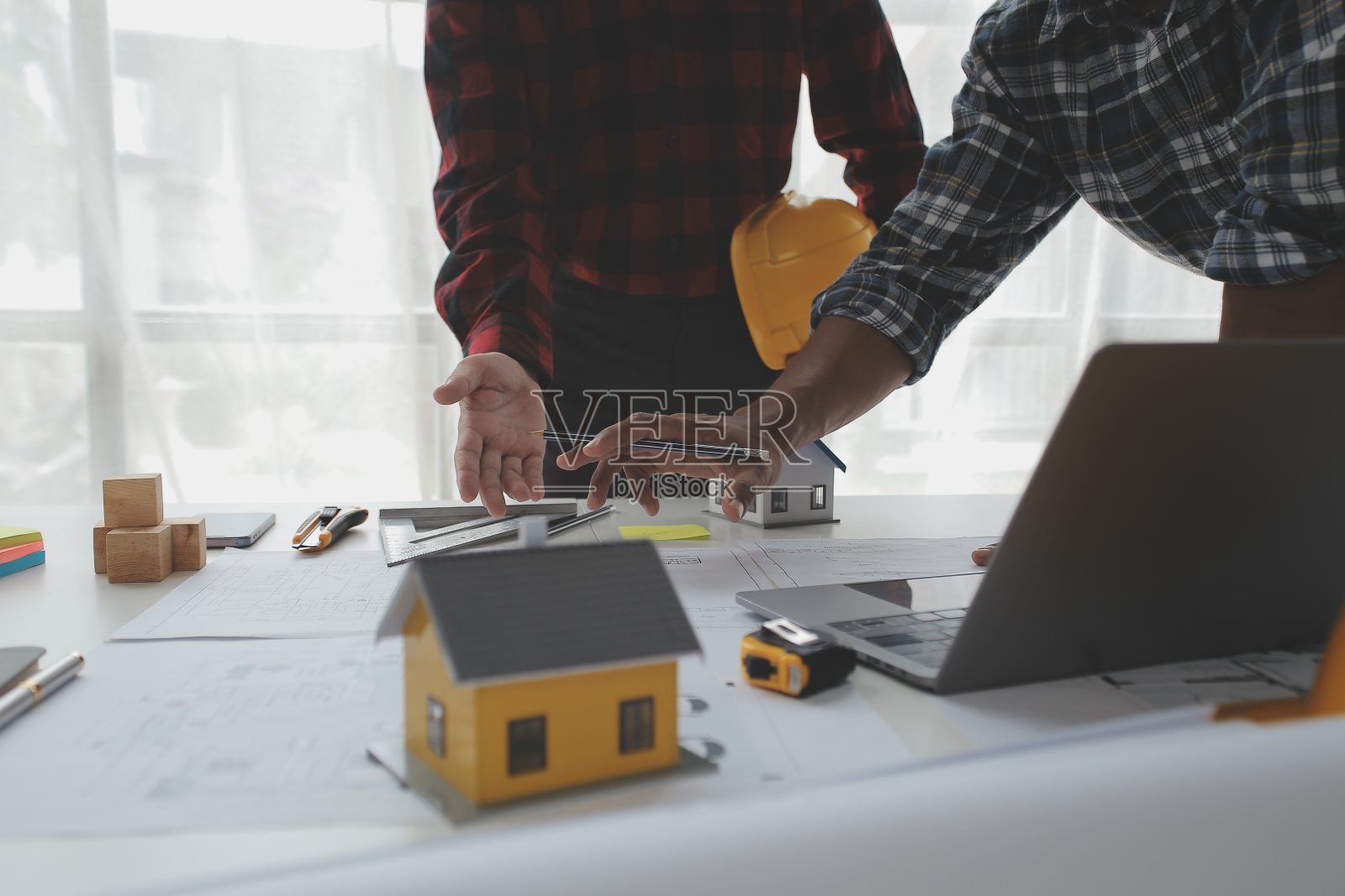 工程师团队会议,绘制项目蓝图会议,与合作伙伴一起在工作现场建立模型和工程工具,施工和结构概念。照片摄影图片