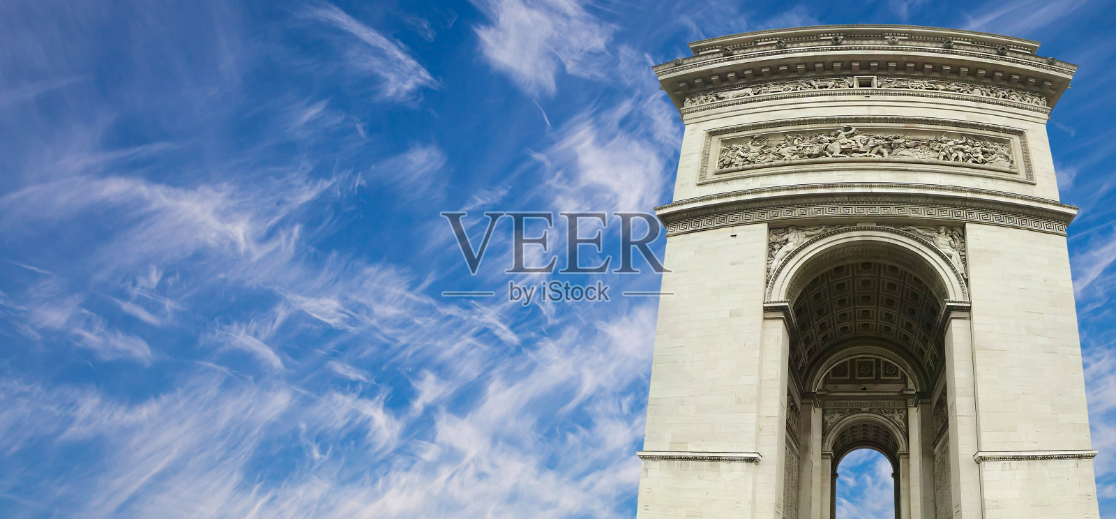 法国巴黎,凯旋门(背景是乌云密布的天空)。拱门的墙壁上刻着128次战役的名字和660名法国军事领导人的名字(法语)。照片摄影图片