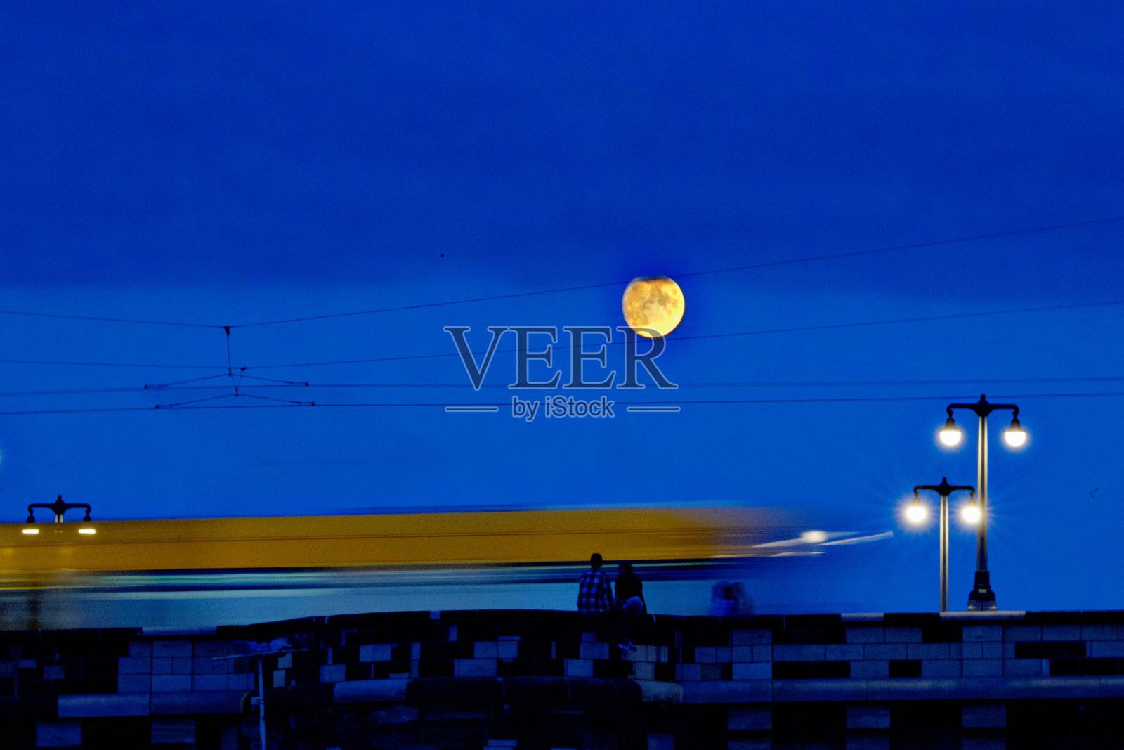 满月在夜空照片摄影图片