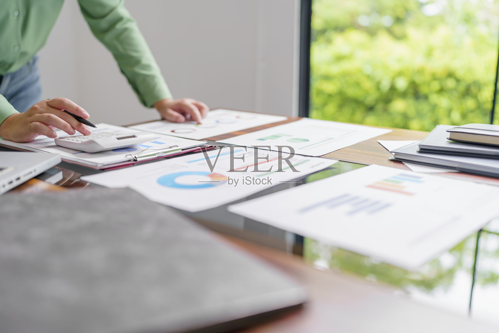 商业女性在绿色环保的现代工作空间工作,为商业提供创意环保的专业投资者创业项目照片摄影图片