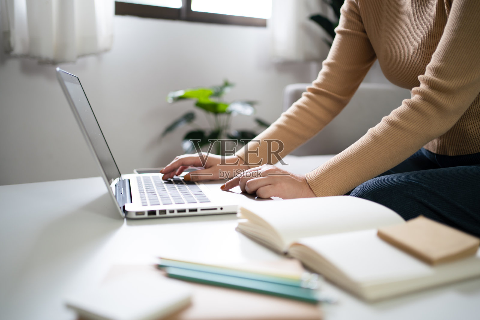 E学习StudentÂ女孩在家在线培训。学习教育学习考试导师视频电话会议通过网络摄像头电子辅导的概念。照片摄影图片