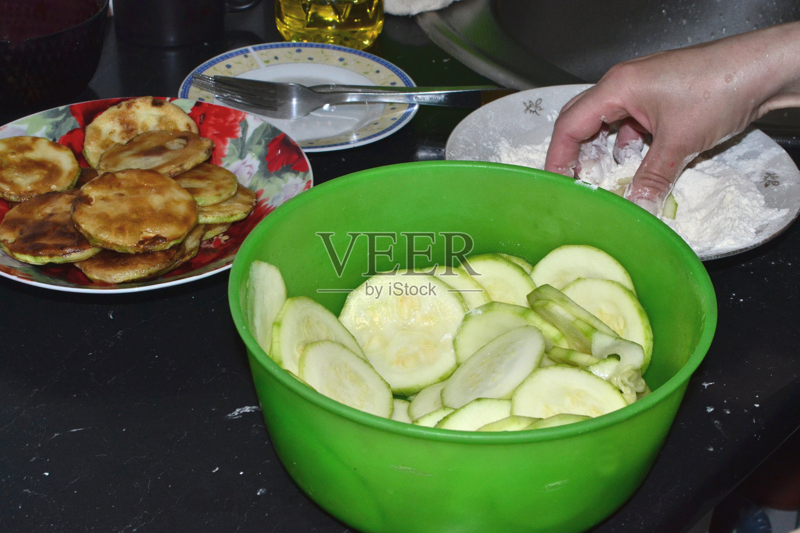 一个女人正在煎西葫芦照片摄影图片