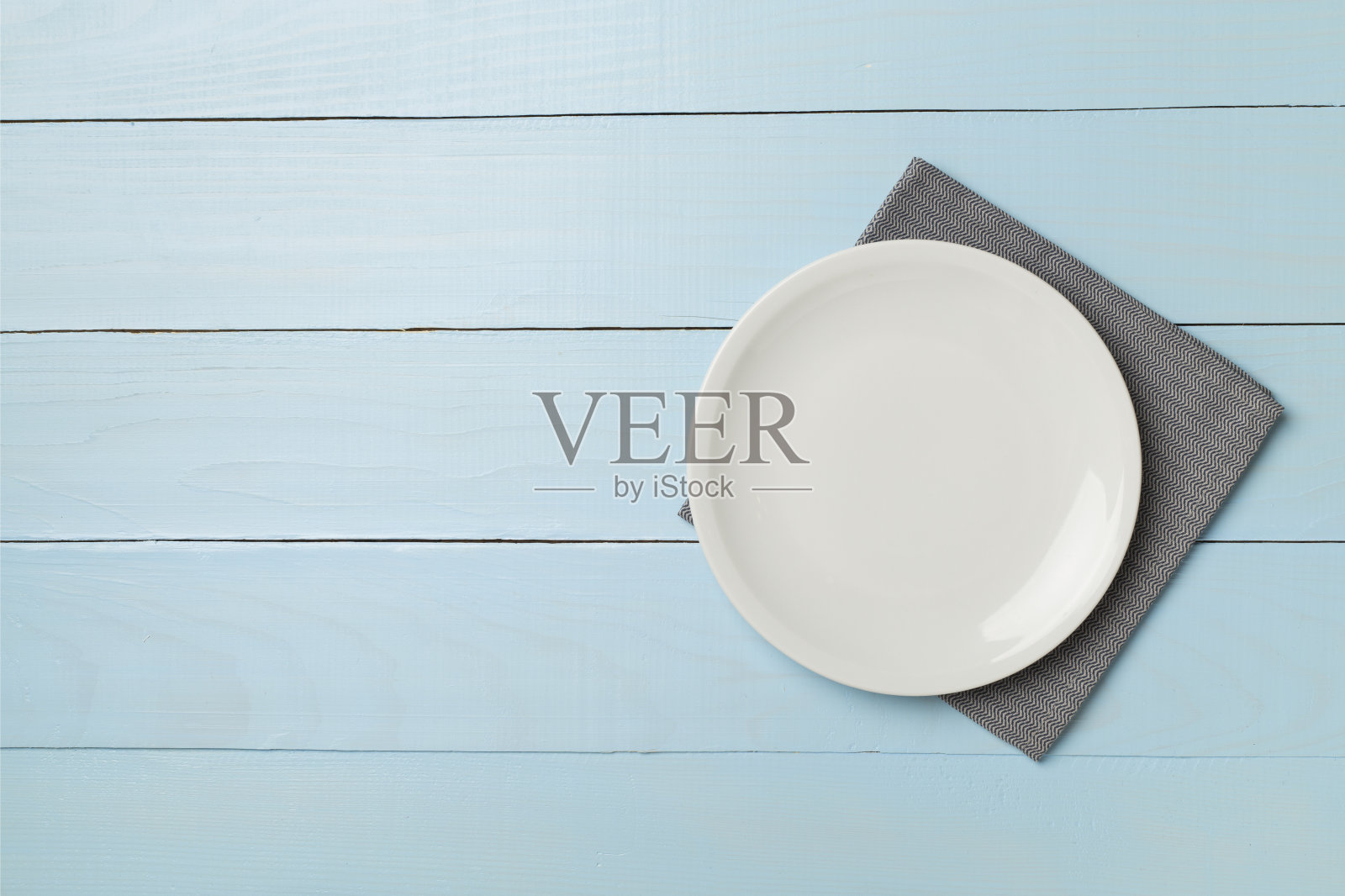 木制背景上的空圆板,顶视图照片摄影图片