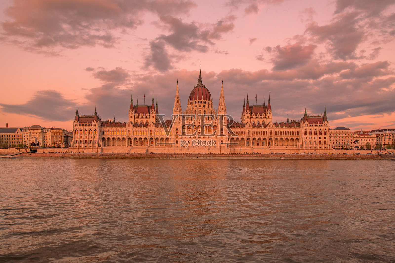 日落时分的布达佩斯议会照片摄影图片
