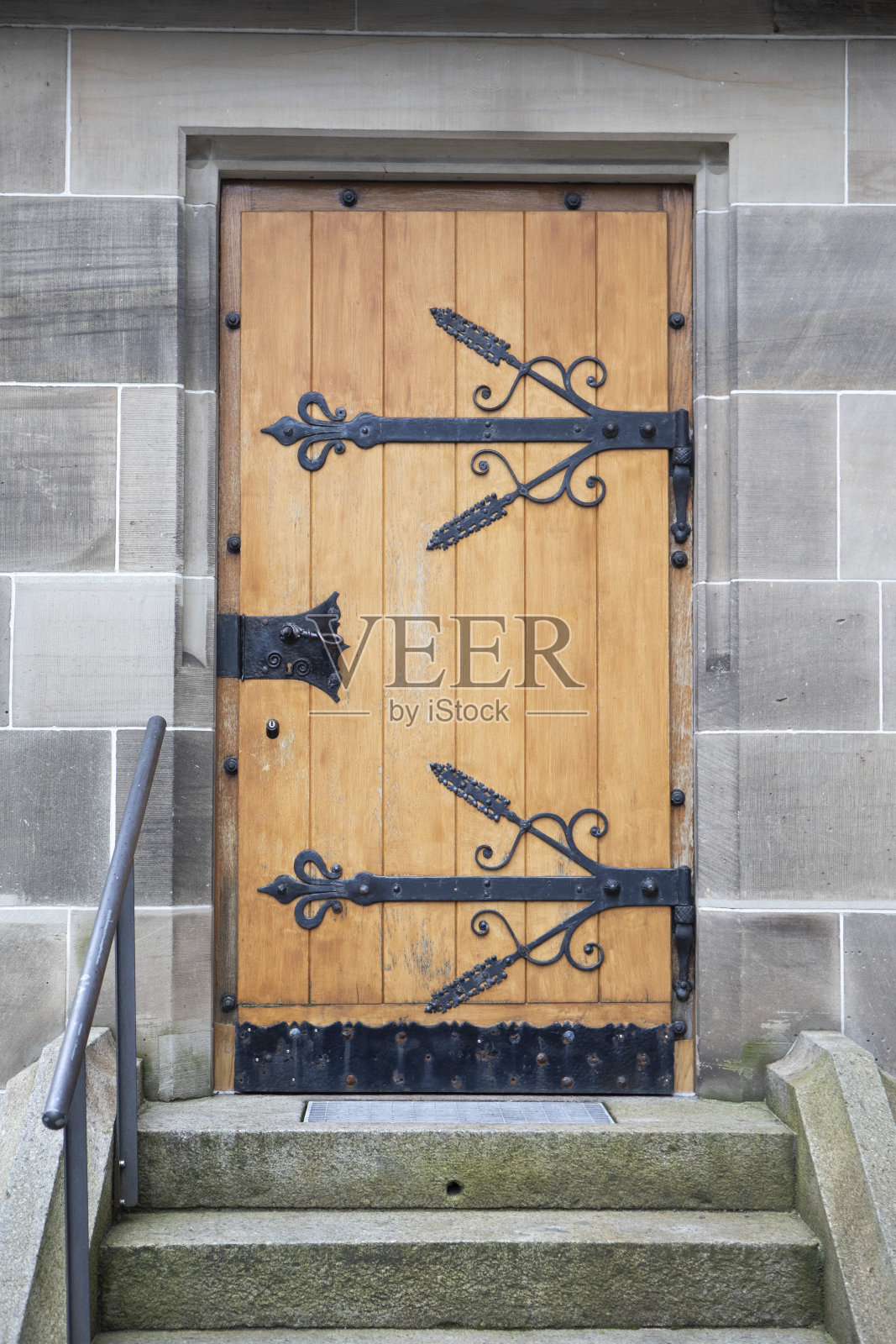 教堂的木门和石阶照片摄影图片