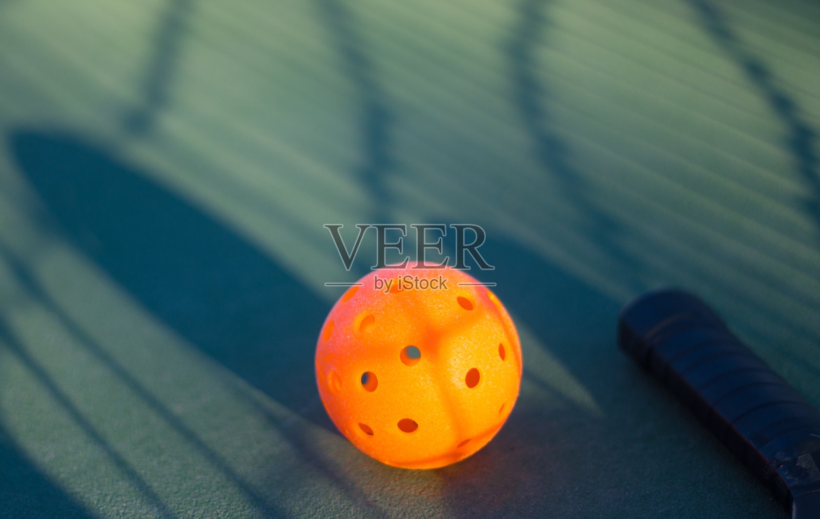 橙色匹克球清晨球场特写照片摄影图片