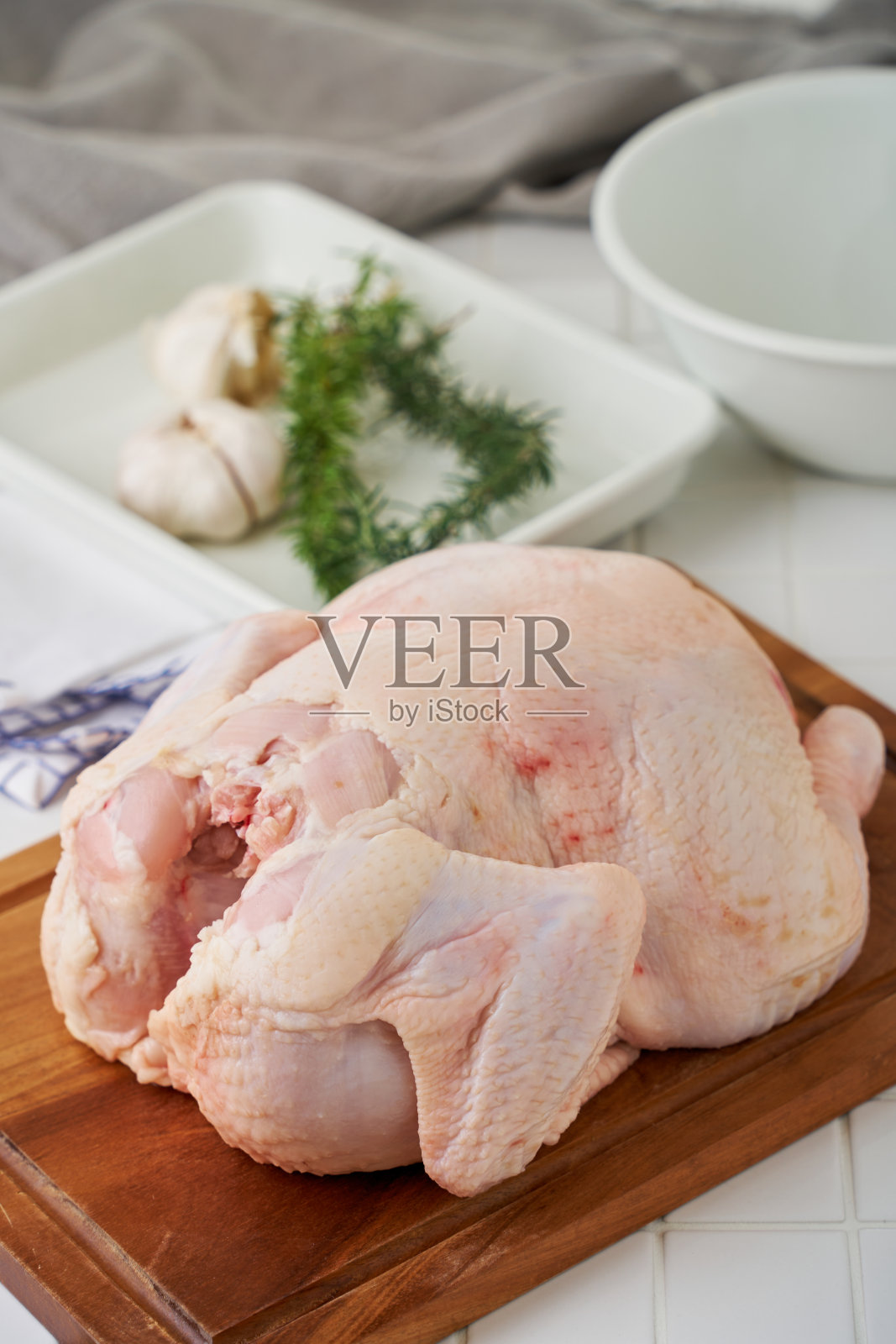 生鸡肉放在砧板上照片摄影图片