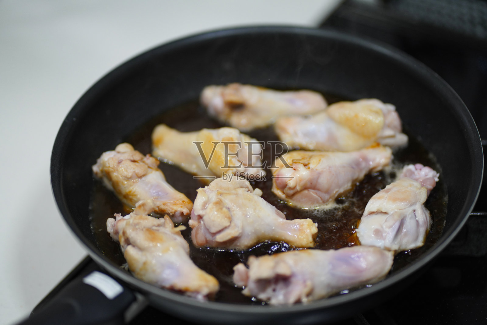 如何做出爽口的水煮鸡翅照片摄影图片