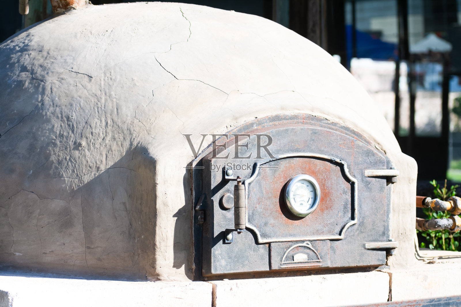 传统陶土炉与铸铁门照片摄影图片