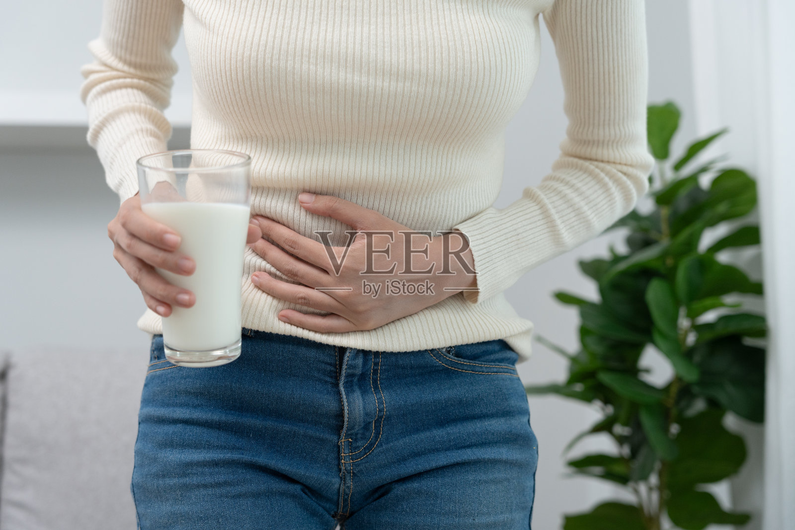 牛奶过敏原,生病难过不健康生病过敏的女人,流鼻涕闷鼻子痛遭受不耐受过敏引发的症状。腹痛,过敏原,坚果蛋白,皮疹,死亡,食物过敏照片摄影图片