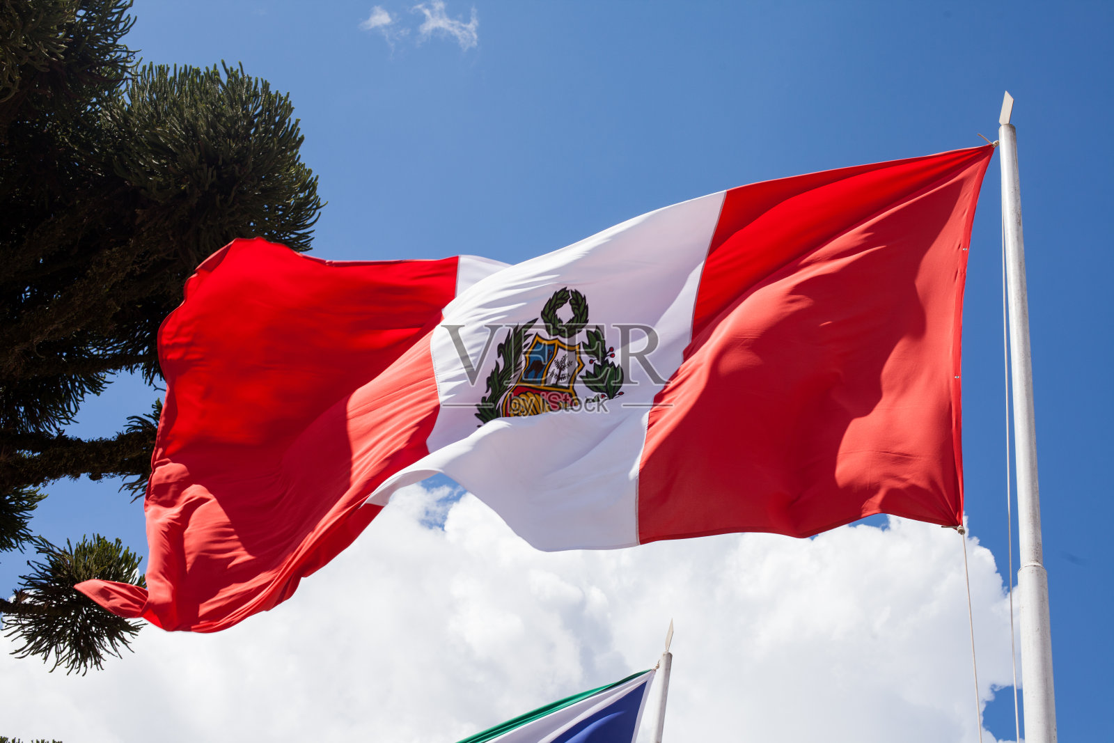 秘鲁国旗在风中飘扬照片摄影图片