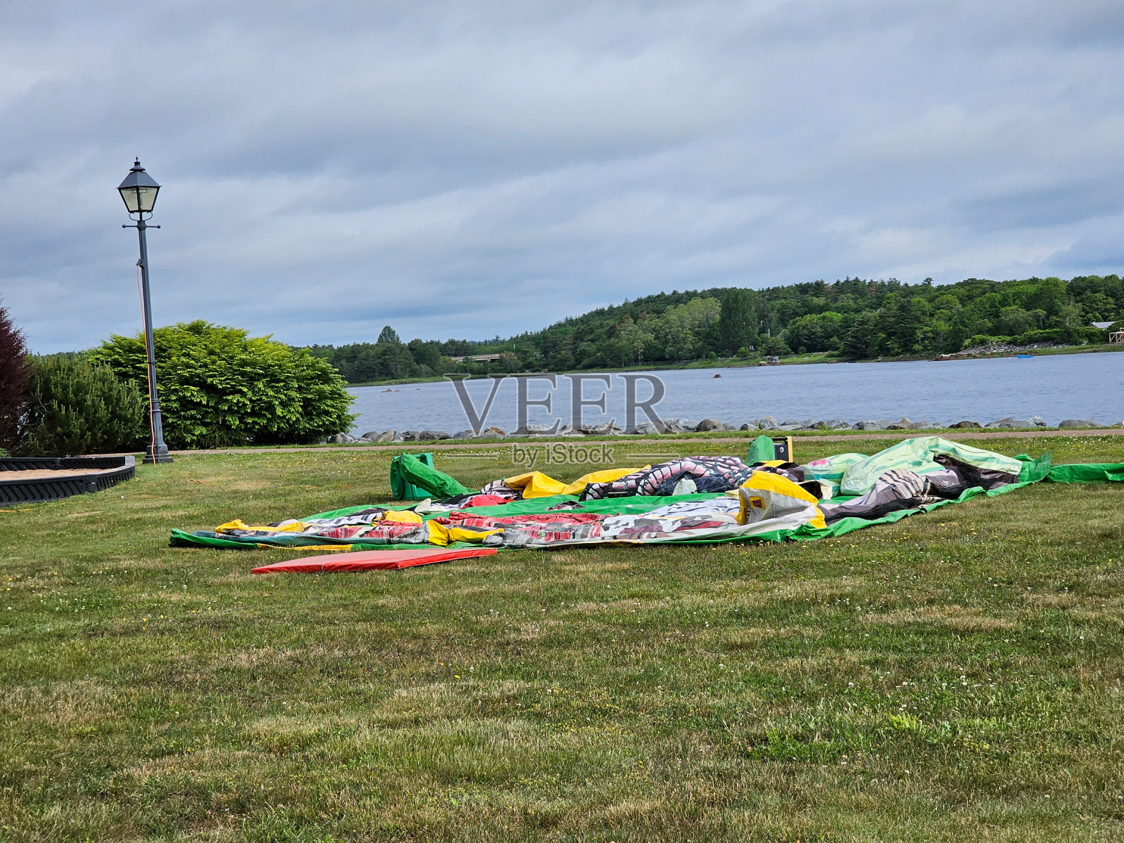 充气城堡瘪了照片摄影图片
