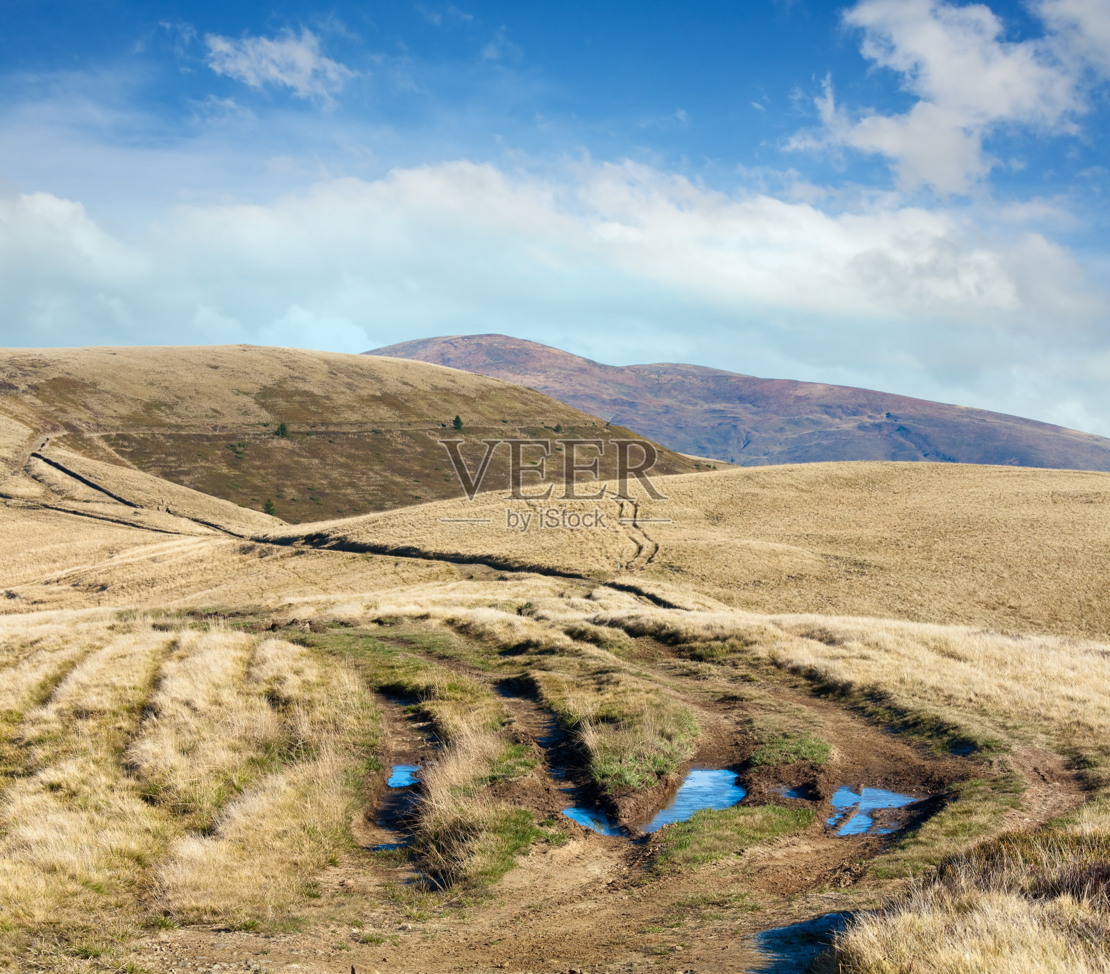 清晨喀尔巴阡山脉的秋景照片摄影图片