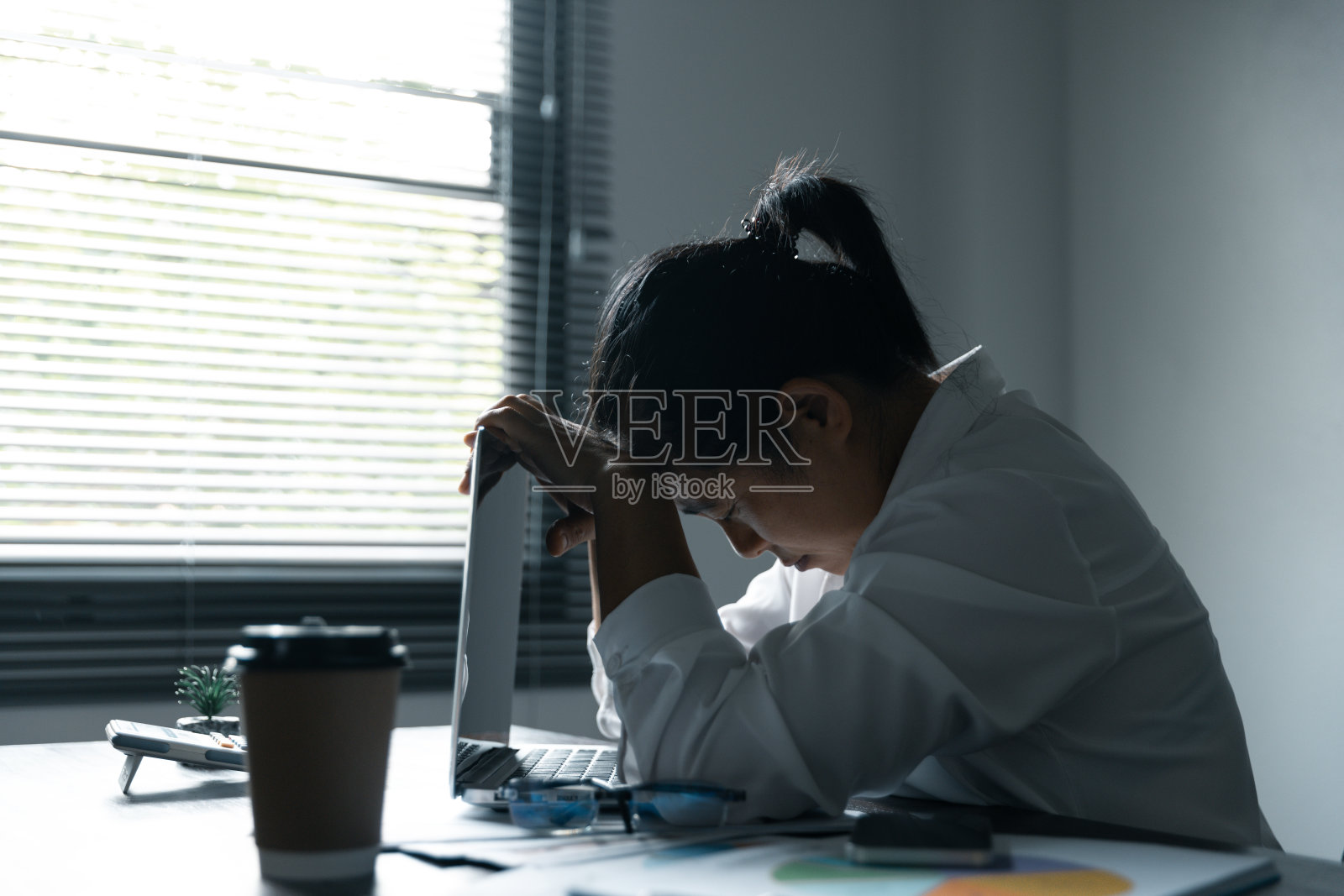 职场女性对抗抑郁和压力,突显了专业人士面临的挑战照片摄影图片