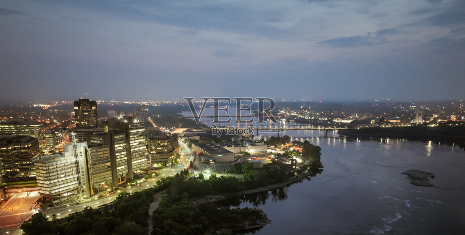 空中无人机拍摄的渥太华河,加蒂诺照片摄影图片