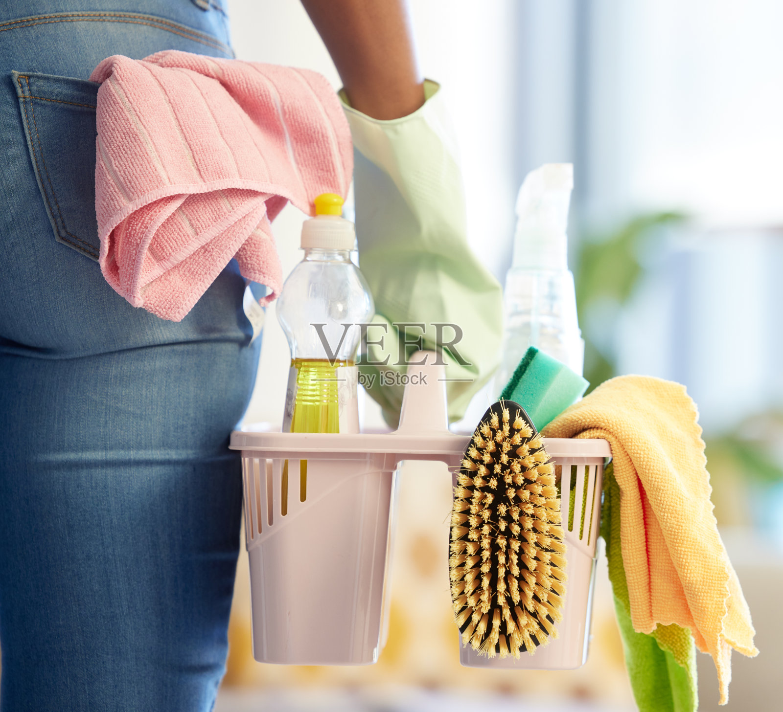 家居清洁服务所需的手、清洁用品及家居用品。清洁器、化学筐和清洁工人用的卫生安全工具,戴乳胶手套,带化学卫生容器照片摄影图片