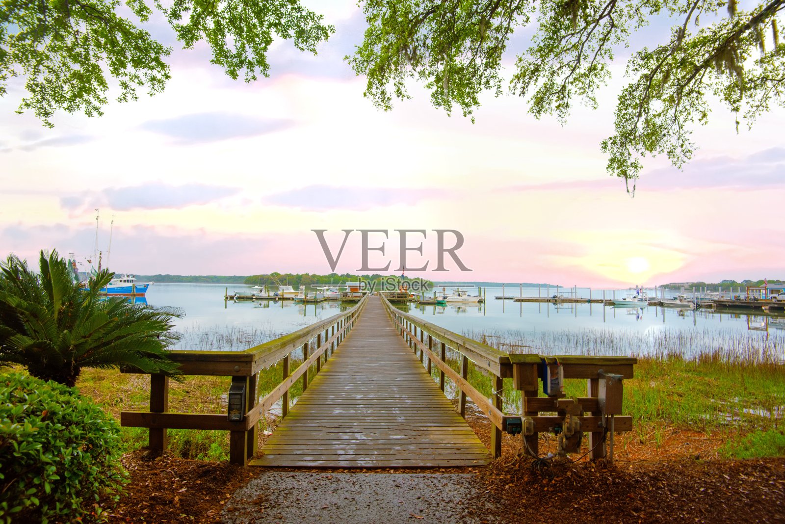 木制码头到渔船-希尔顿黑德,南卡罗来纳州照片摄影图片