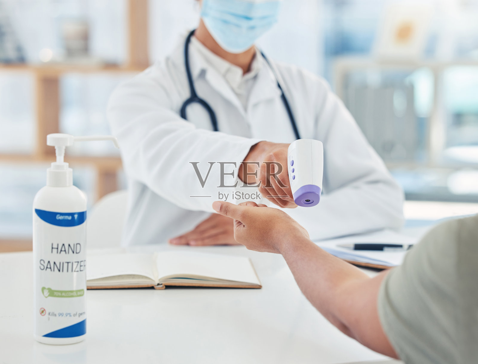 Covid,医生和温度计,用于在医院冠状病毒期间与患者进行安全卫生检查。医护人员在会诊期间进行健康服务检查发烧的特写手照片摄影图片