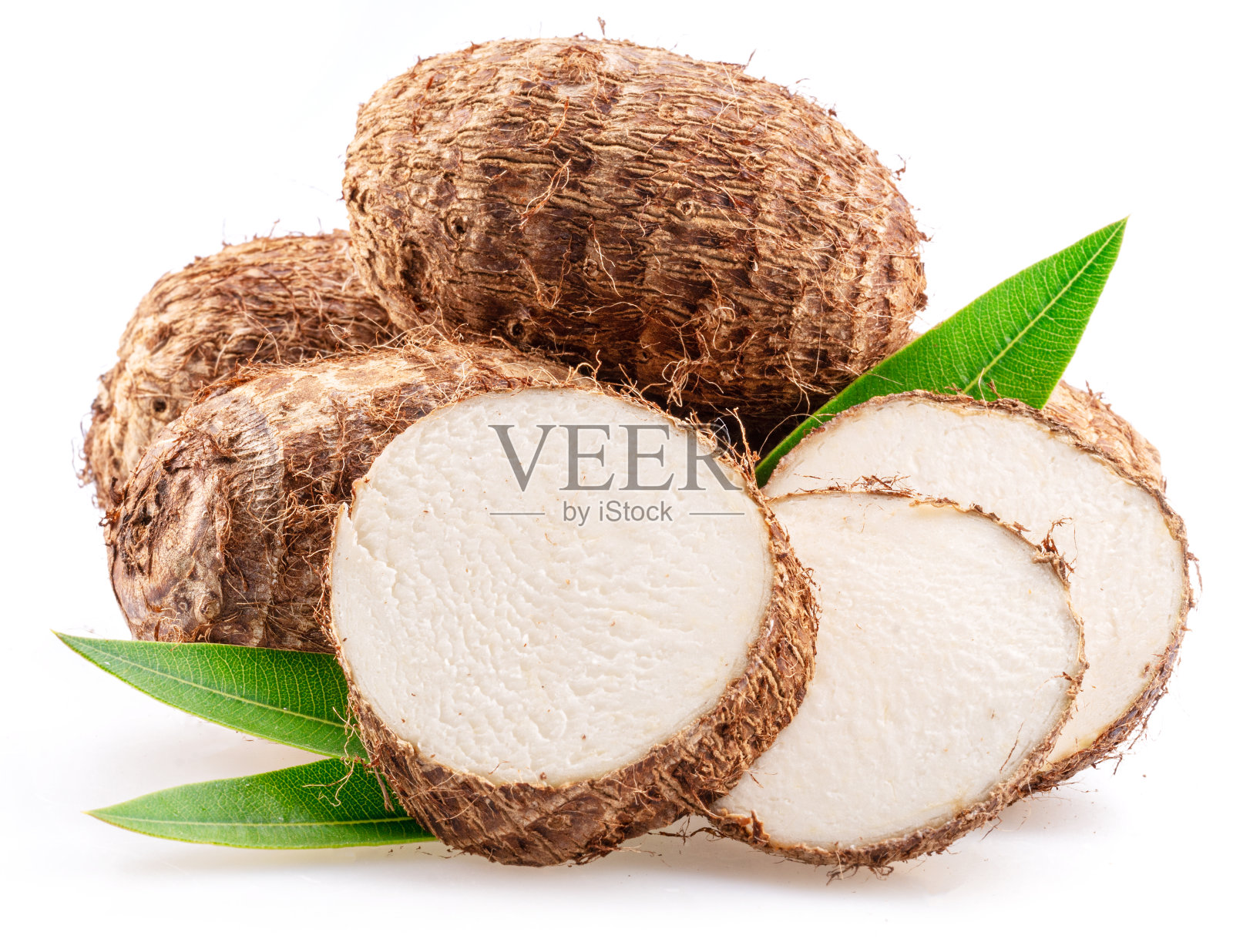 白色背景上分离的香芋块茎及其片。照片摄影图片