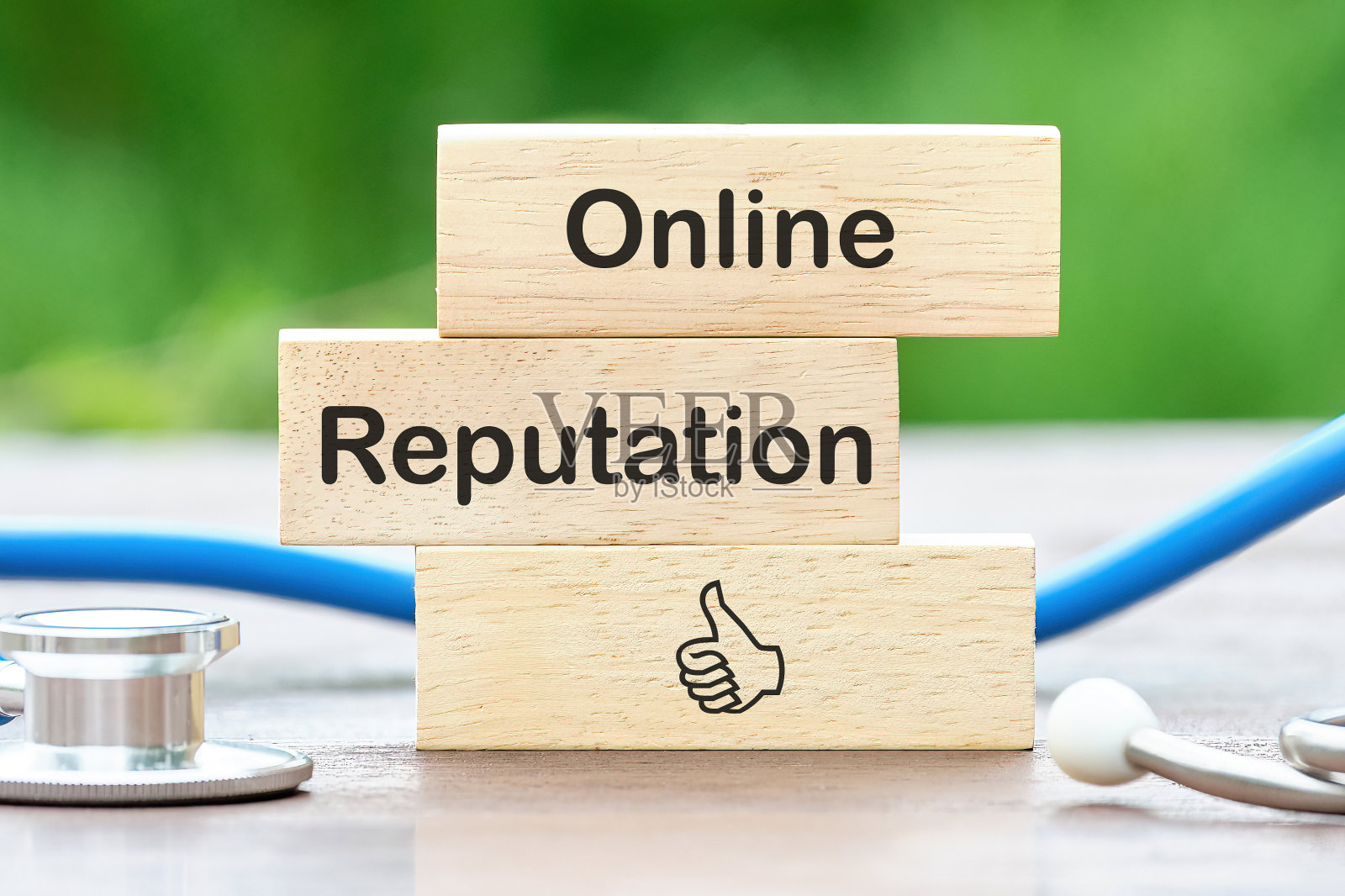 在线声誉文本在绿色背景的木块上照片摄影图片