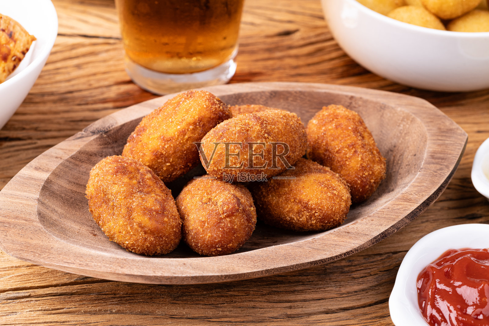 典型的巴西肉馅小吃,配上苏打酒杯、番茄酱和番茄酱照片摄影图片