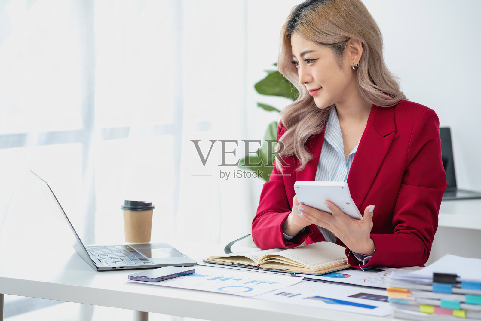 策划,审计,商业策划,财务,年轻的亚洲女商人在电脑上工作,检查投资文件和策划营销,以增加利润,经营理念照片摄影图片