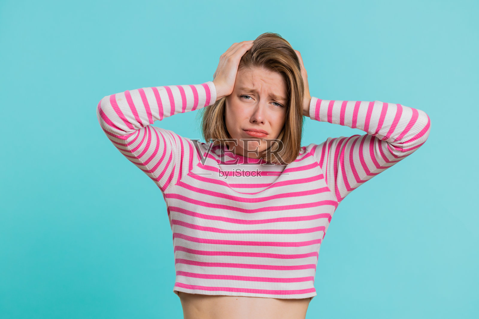 年轻悲伤的女子被彩票结果、坏运气、损失、不幸的消息吓了一跳照片摄影图片