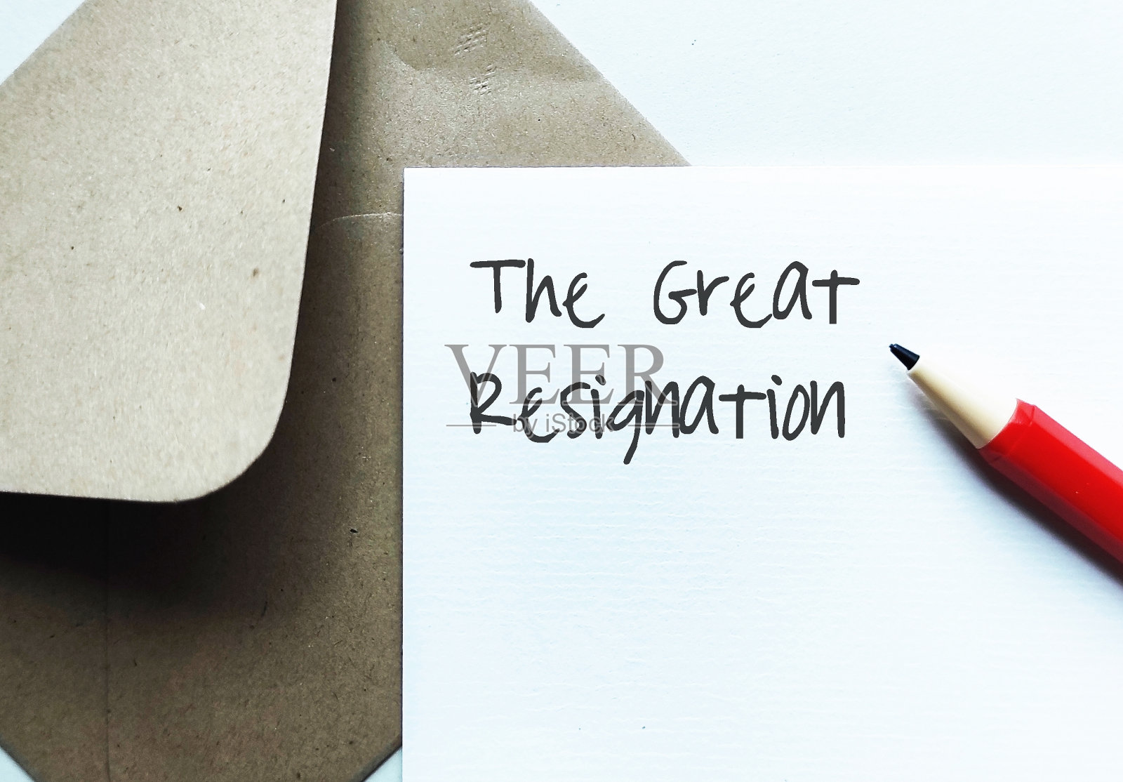 用红铅笔写的手工信封上写着“大辞职”,意思是大辞职,这是员工为应对COVID-19而自愿离职的持续趋势照片摄影图片