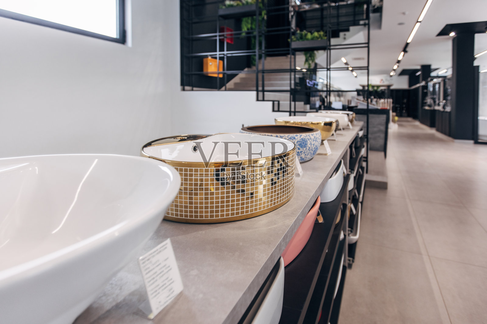 陈列室的浴室水槽照片摄影图片