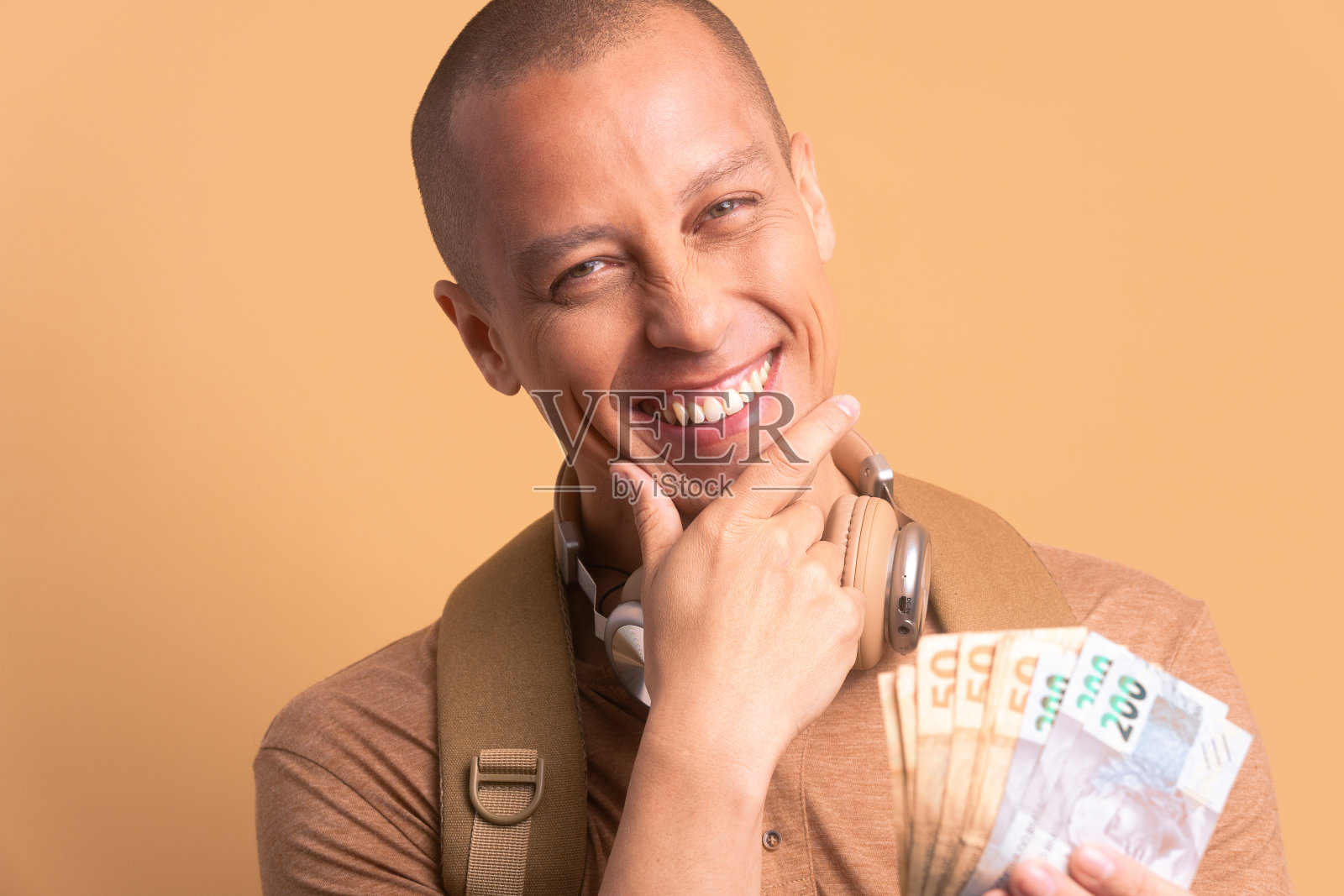 快乐的男人在展示钱,巴西货币照片摄影图片