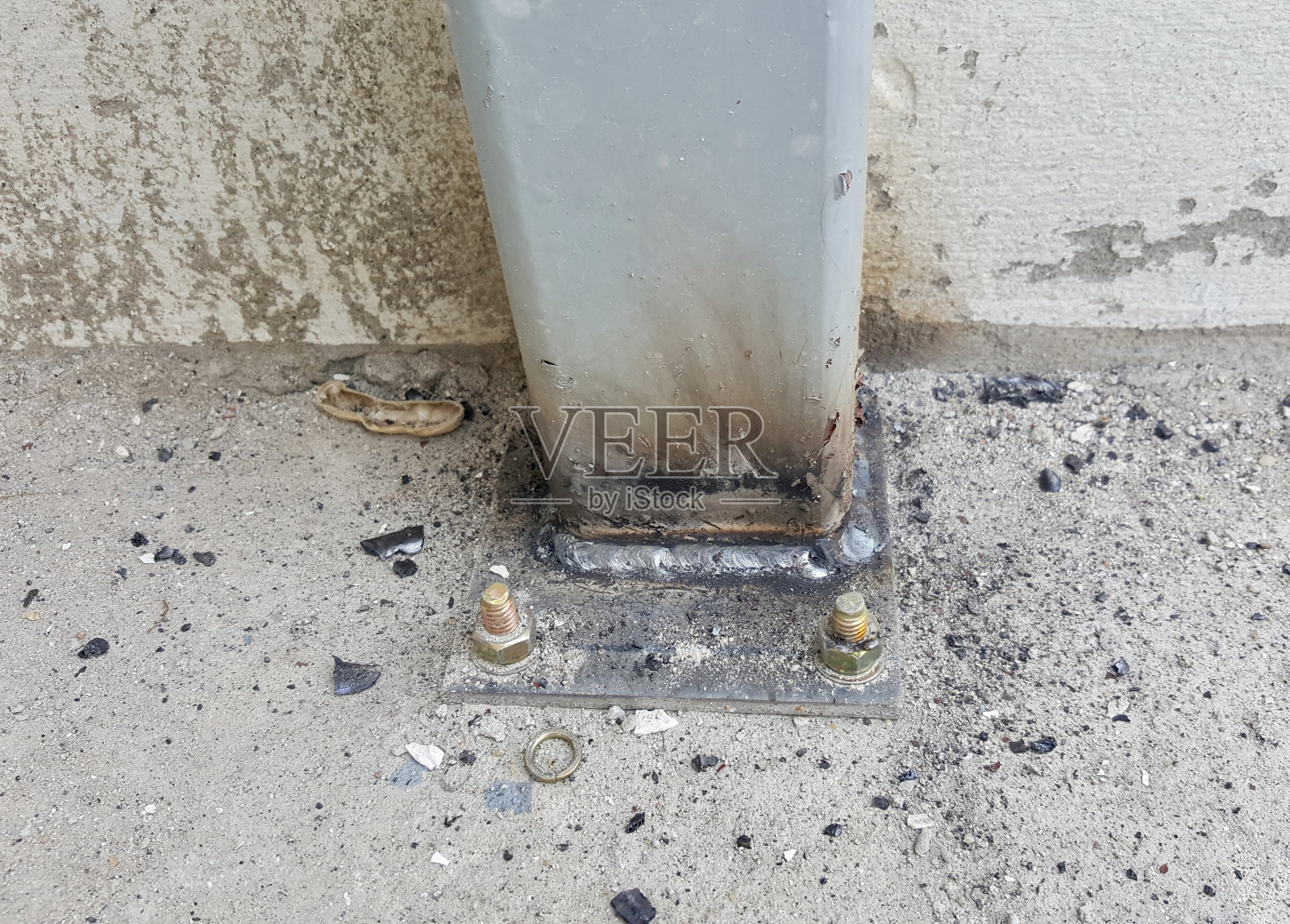 一个金属杆的照片,一个生锈的底座和一个生锈的墙,有一个金属杆和一个生锈的金属底座照片摄影图片