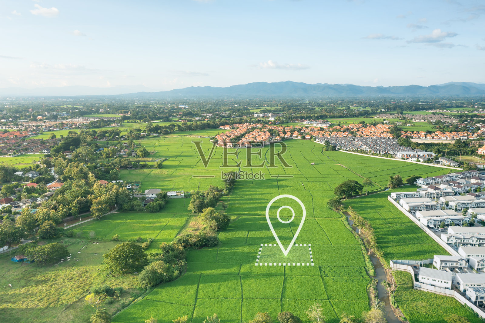 鸟瞰图中的地块和识别登记符号。照片摄影图片