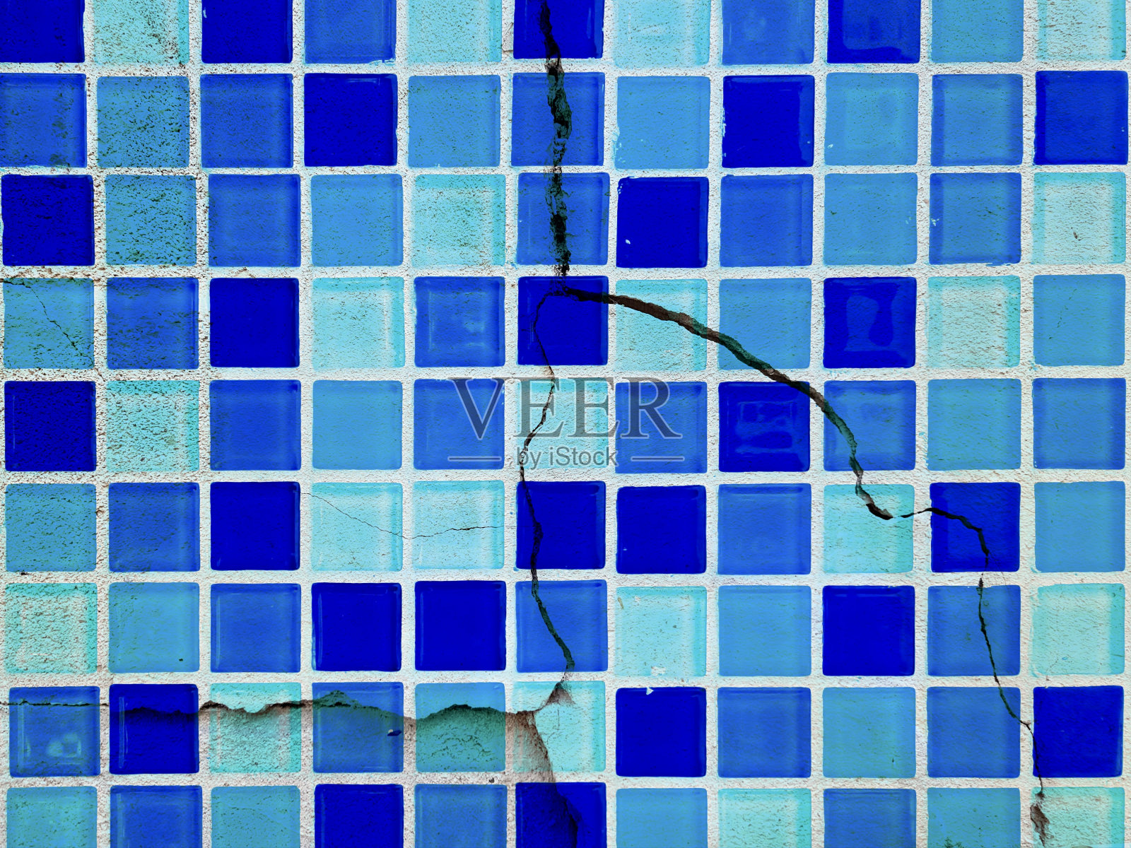 挂钟的玻璃砖有裂缝,中间有一道裂缝。照片摄影图片