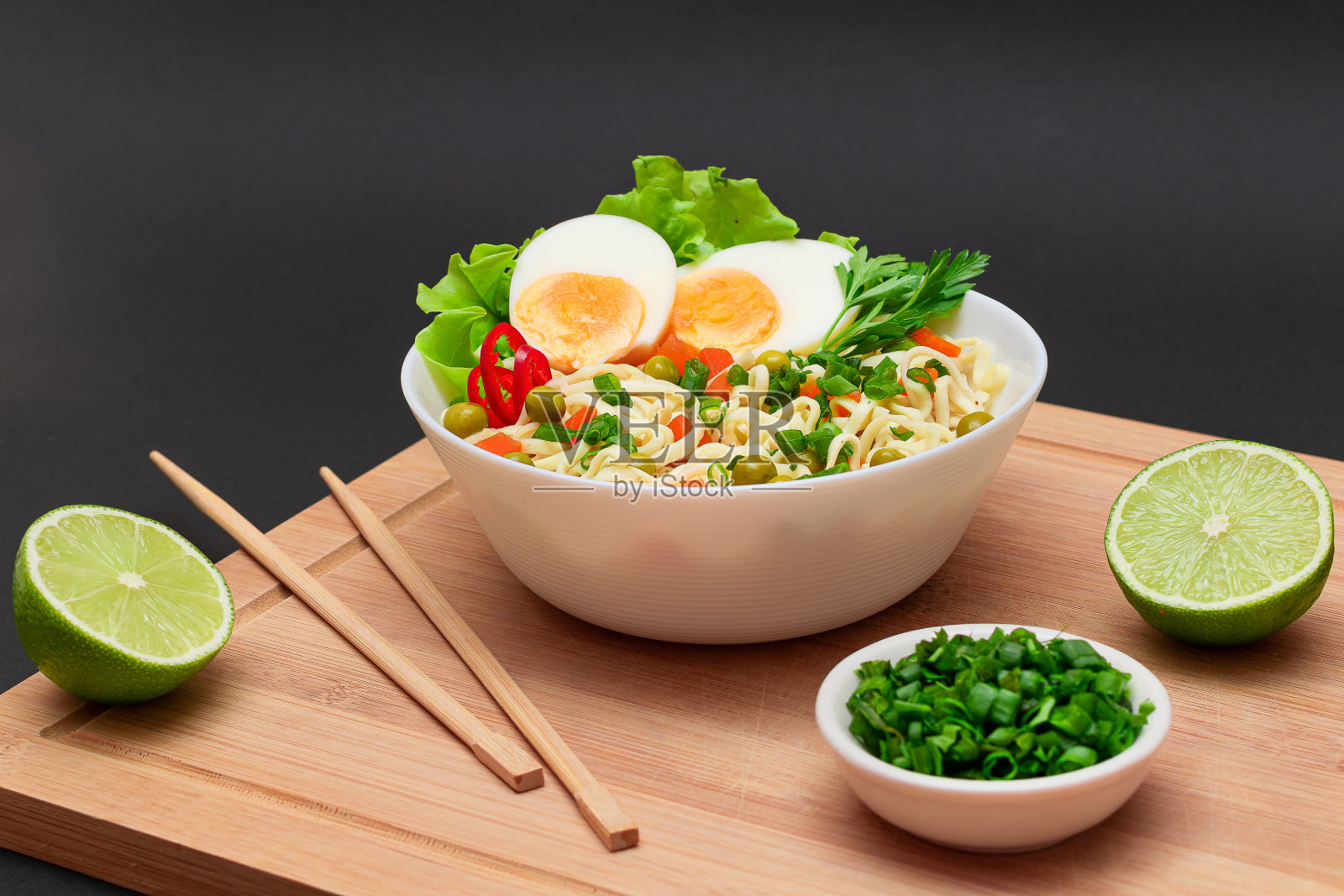 青豌豆、胡萝卜、鸡蛋、红辣椒及青菜面照片摄影图片