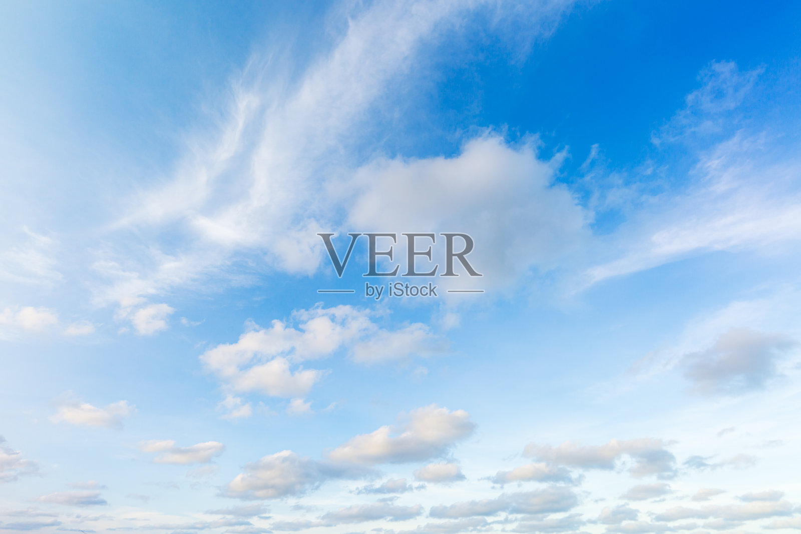 天空和云,蓝天的背景有小云照片摄影图片