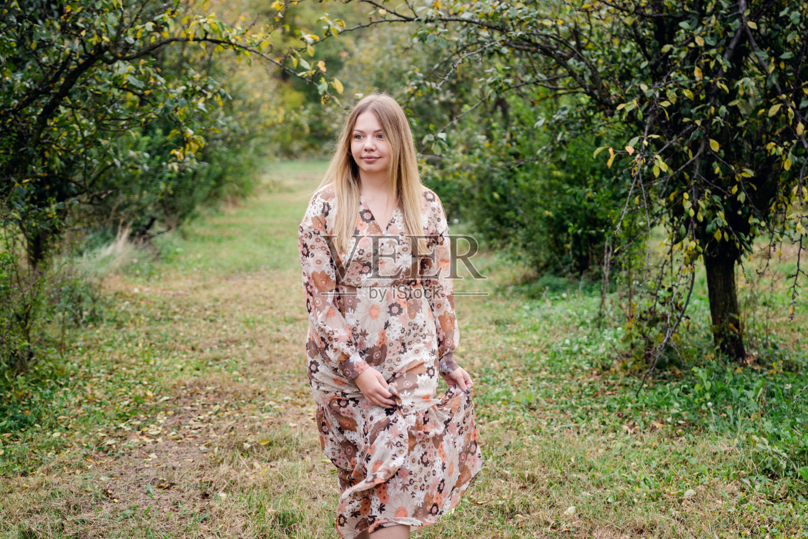 秋日里,一个女人在大自然中的肖像照片摄影图片